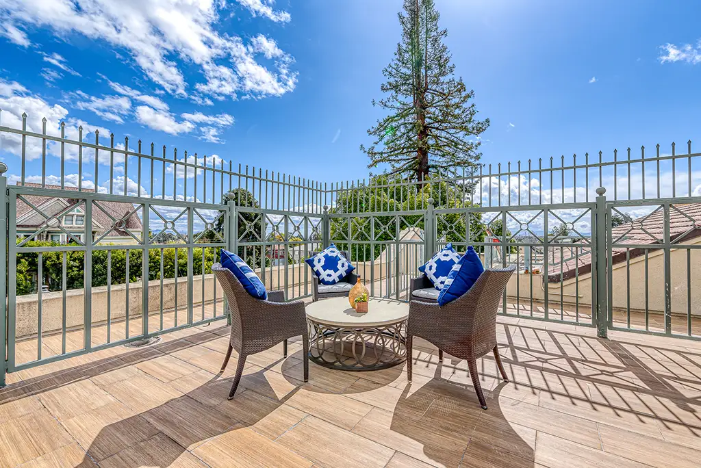 PSLOaklandHeights-HOME-Discover-Community Dining area of an apartment at Healdsburg
